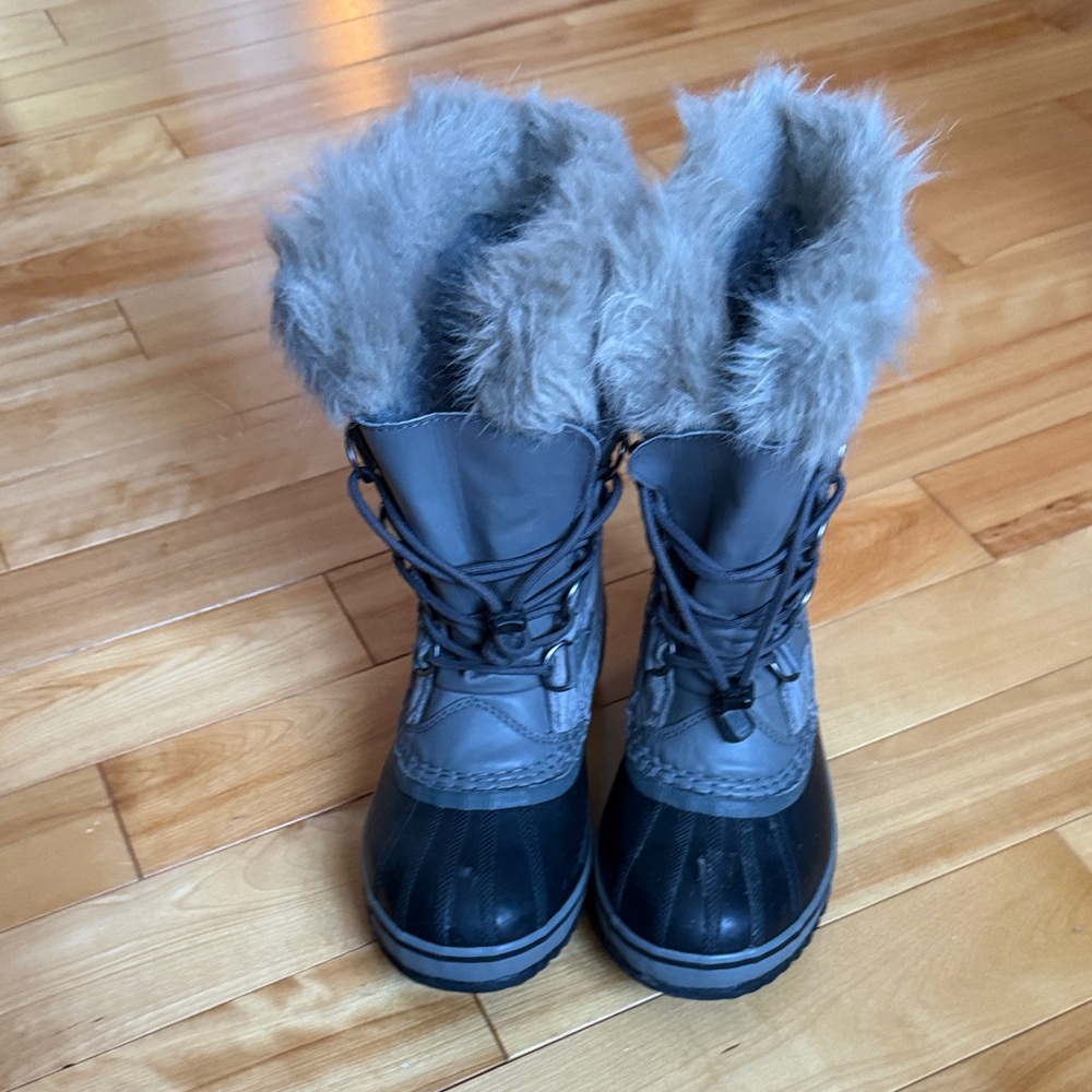 Sorel Joan of arctic Gray and Black Winter Boots